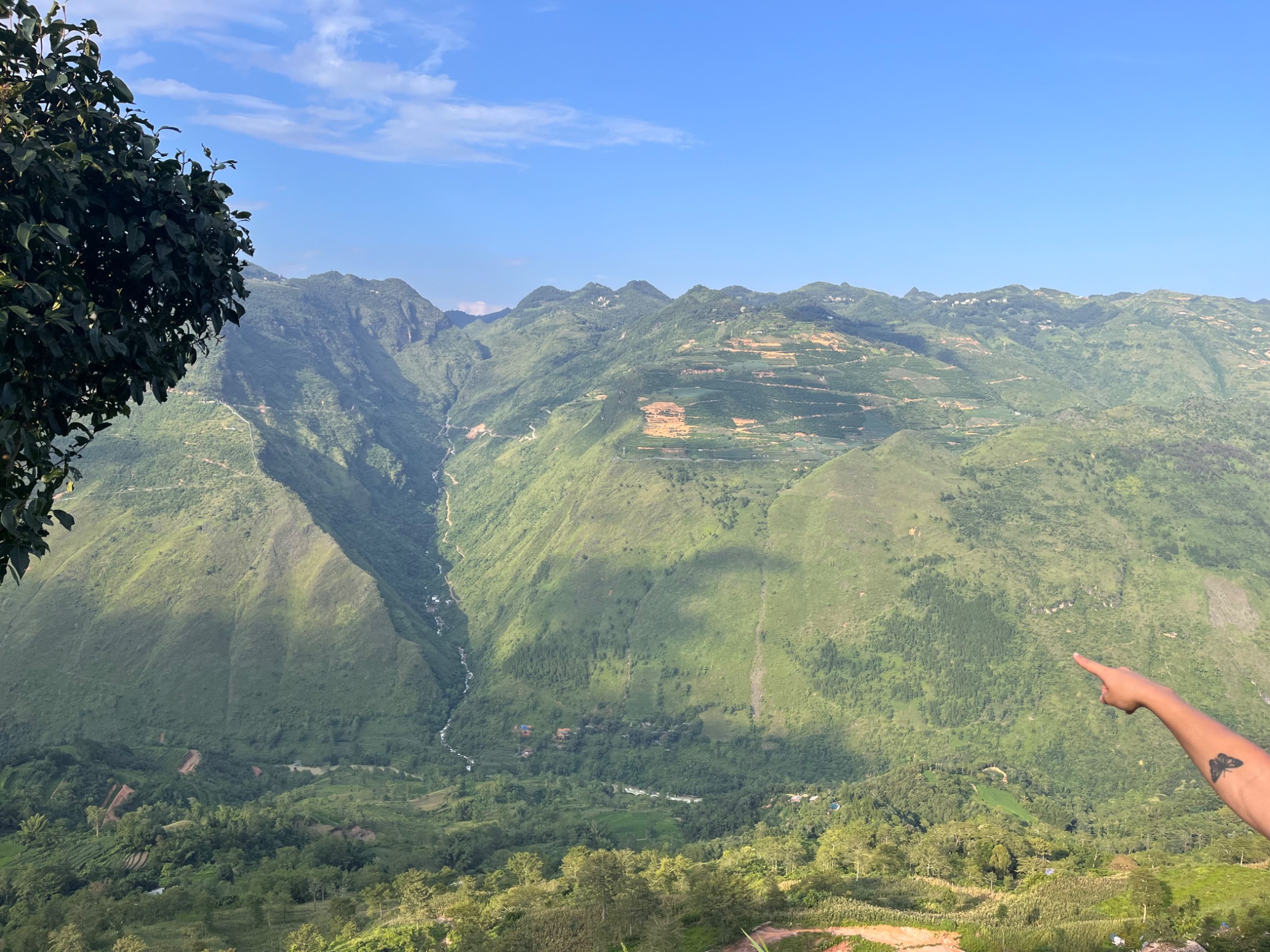The mountain road through Ha Giang