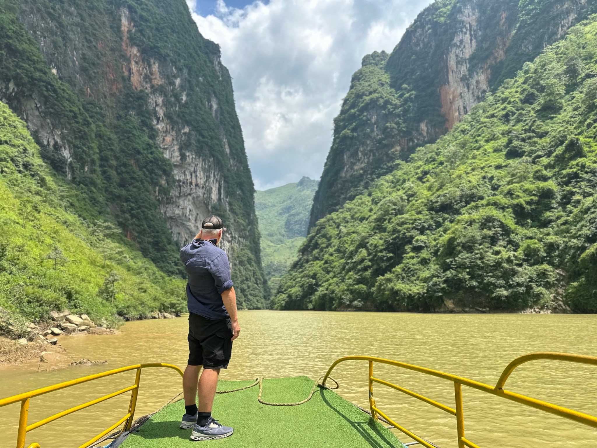 A roadside pause in Ha Giang